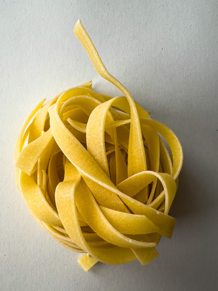 zacht raamlicht in foodfotografie met de smartphone, nestje verse tagliatelle