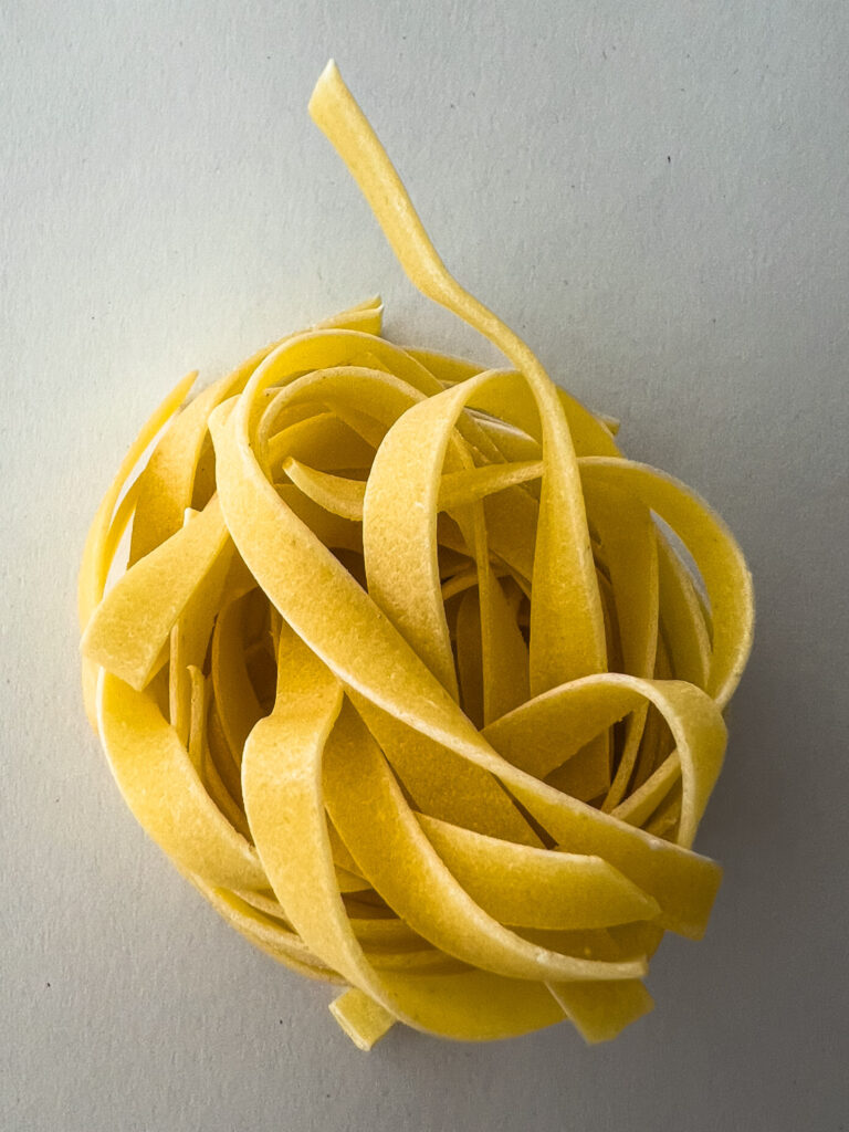 zacht raamlicht in foodfotografie met de smartphone, nestje verse tagliatelle