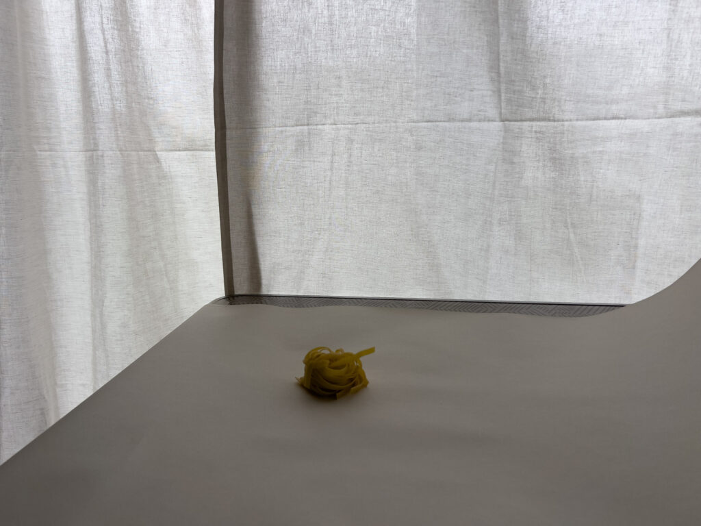 diffuus raamlicht met witte gordijnen voor zacht licht in foodfotografie met je smartphone