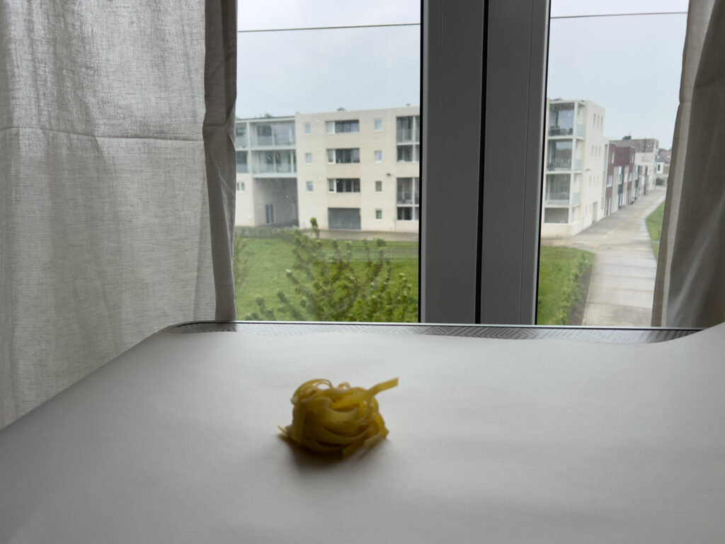 diffuus raamlicht met witte gordijnen voor zacht licht in foodfotografie met je smartphone