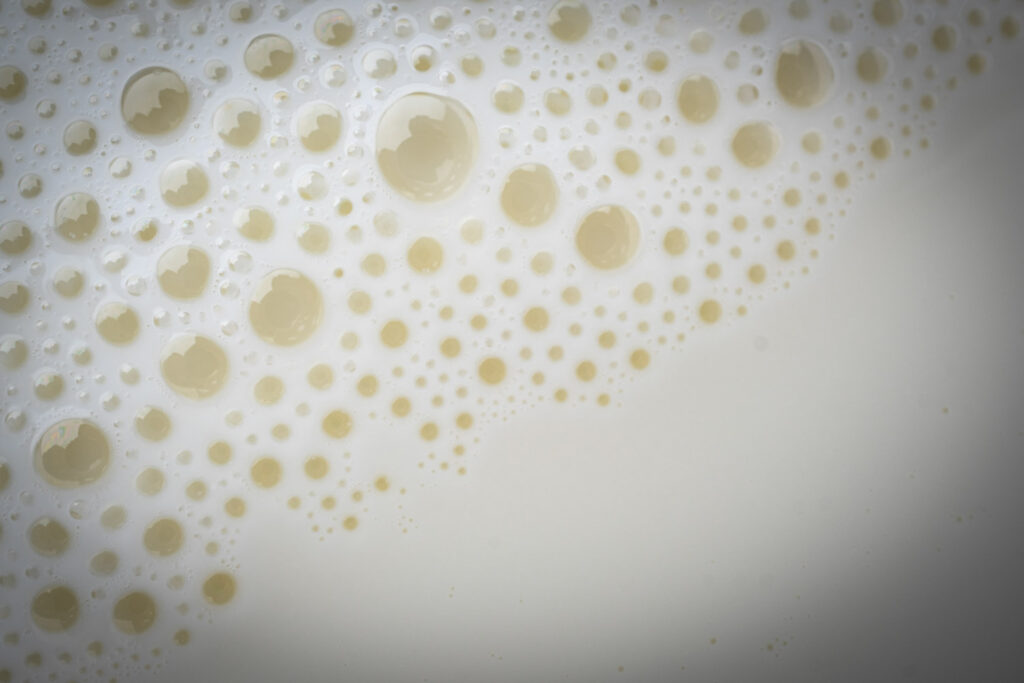 Macrofotografie van fijne belletjes in een romige schuimlaag bij foodfotografie
