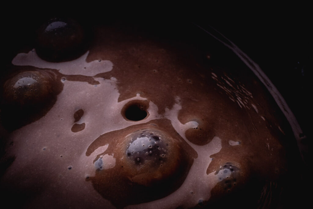 Macro foodfotografie van glanzende chocolade met diepe schaduwen en warm licht