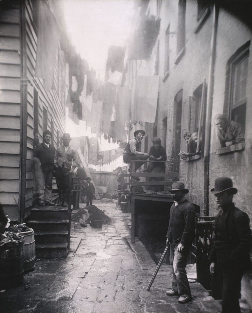 achterbuurt in New York gefotografeerd door Jacob Riis, sociaal geëngageerde fotografie en fotojournalistiek