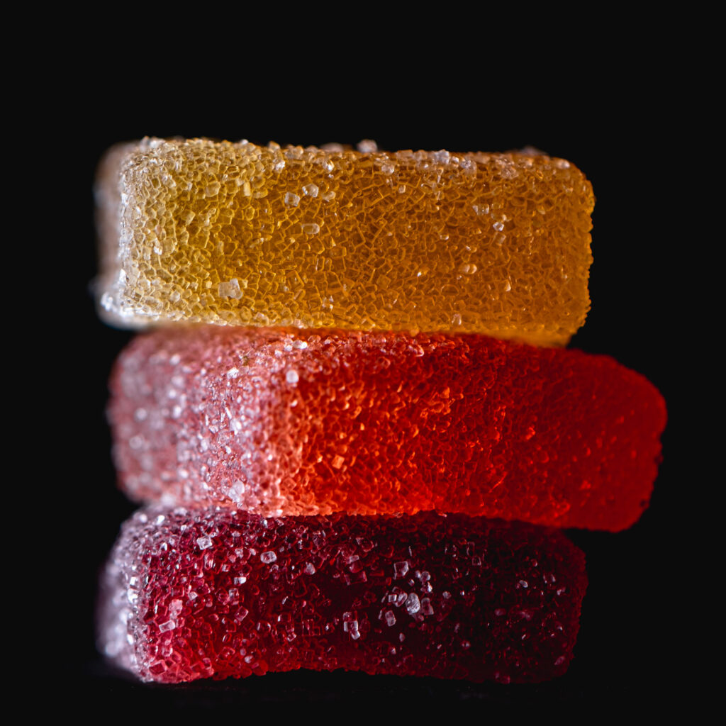 Macro foodfotografie van kleurrijke snoepjes met contrast tussen licht en donker