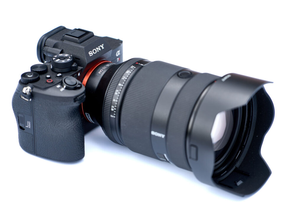De Sony A7R VI met FE 28-70mm f/2 GM Lens vooraanzicht
