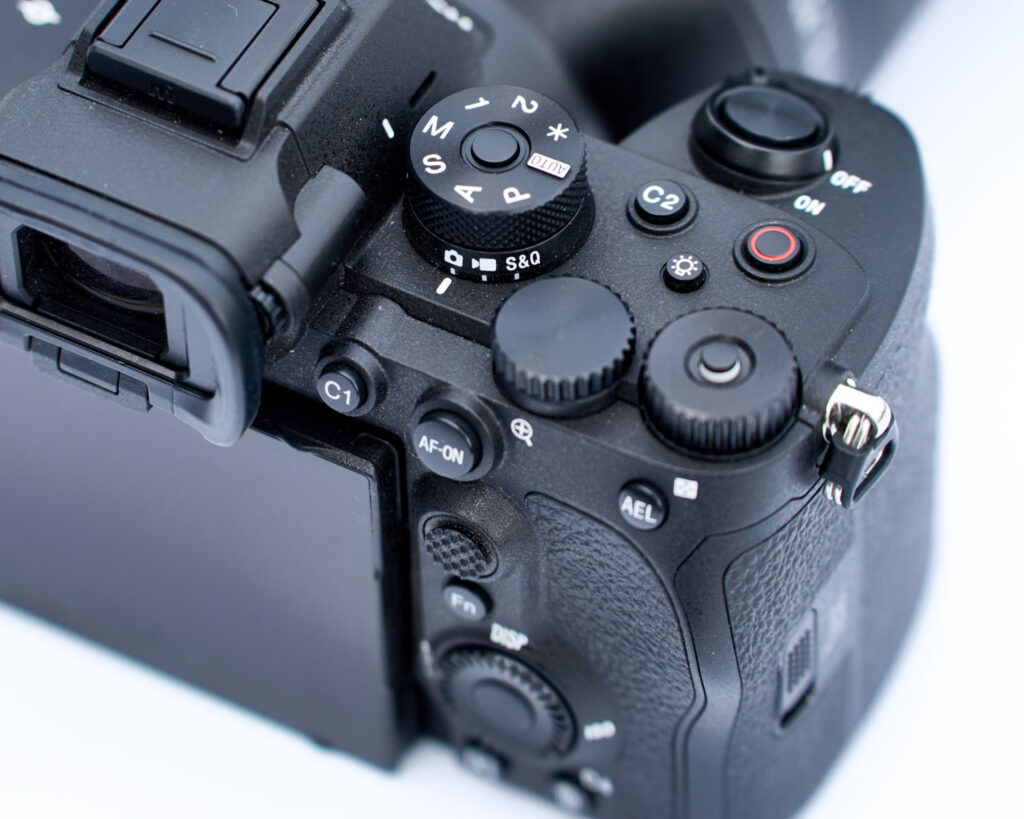 Sony A7R VI grip en knoppen van bovenaf