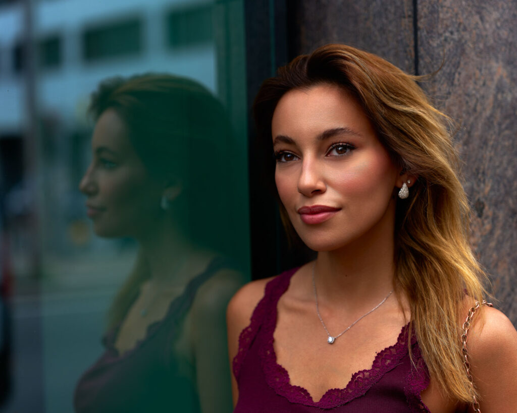 portret Lina warme huidtinten witbalans Sony A7R VI 28-70mm