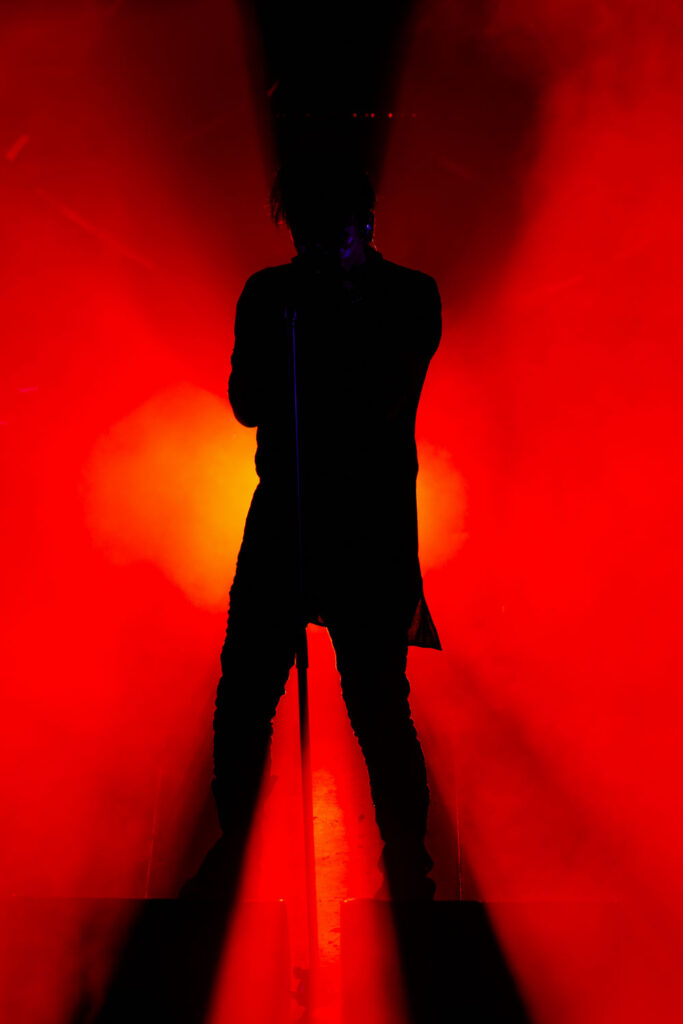 concertsilhouet rood podiumlicht Sony A7R VI Tamron 35-150mm