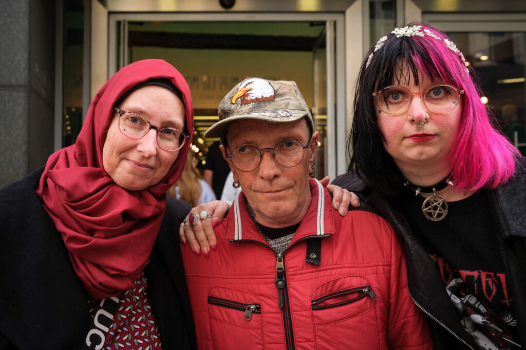 Straatportret van drie personen voor je portfolio samenstellen als straatfotograaf