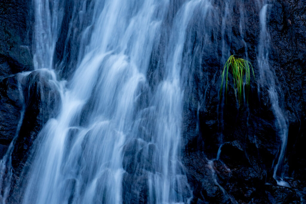 Watervalletje langs de weg met lange sluitertijd, water fotograferen op Madeira