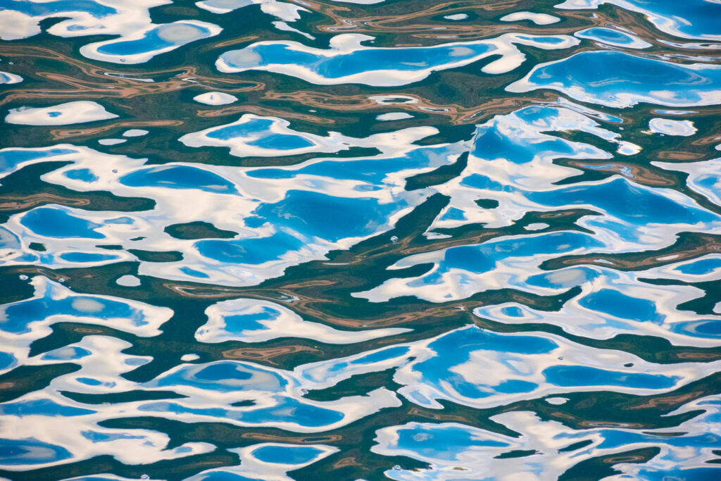 Abstracte beelden van woelig water in een haventje, fotograferen op Madeira