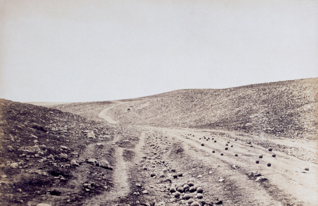 the valley of the shadow of death van Roger Fenton, oorlogsfotografie in de geschiedenis van de fotografie