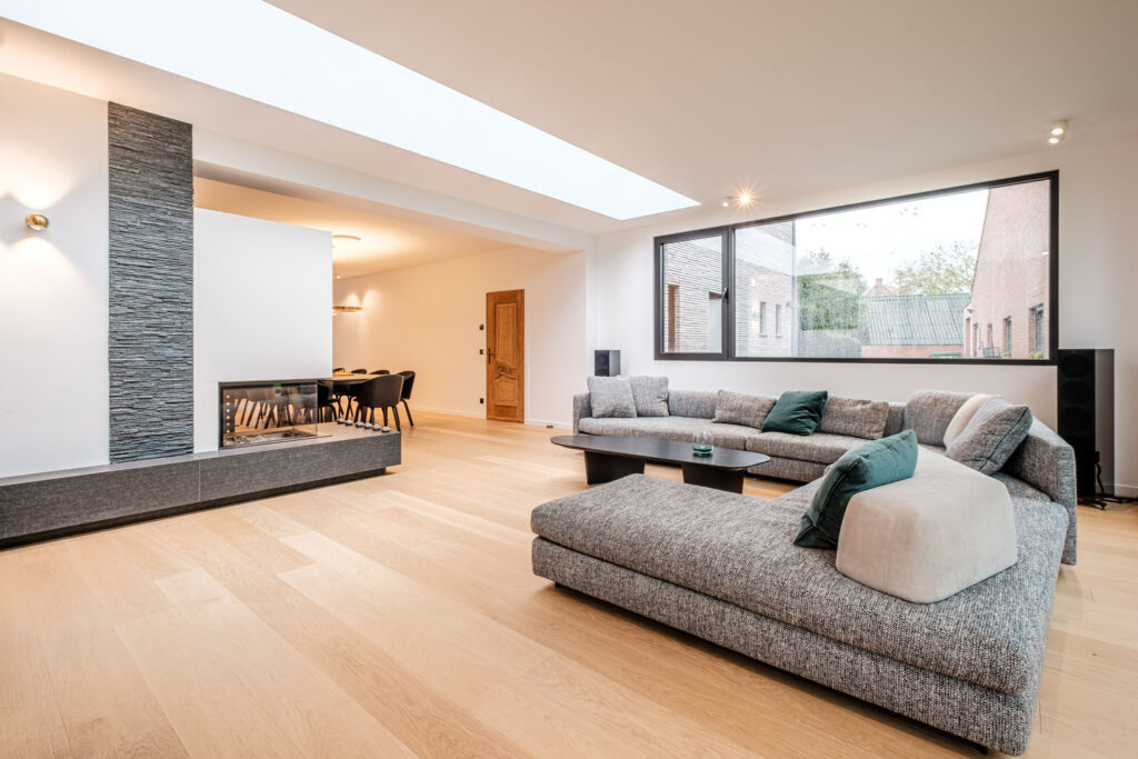 Productfotografie van een meubel in een lichte woonkamer met zithoek als lifestyle-opname