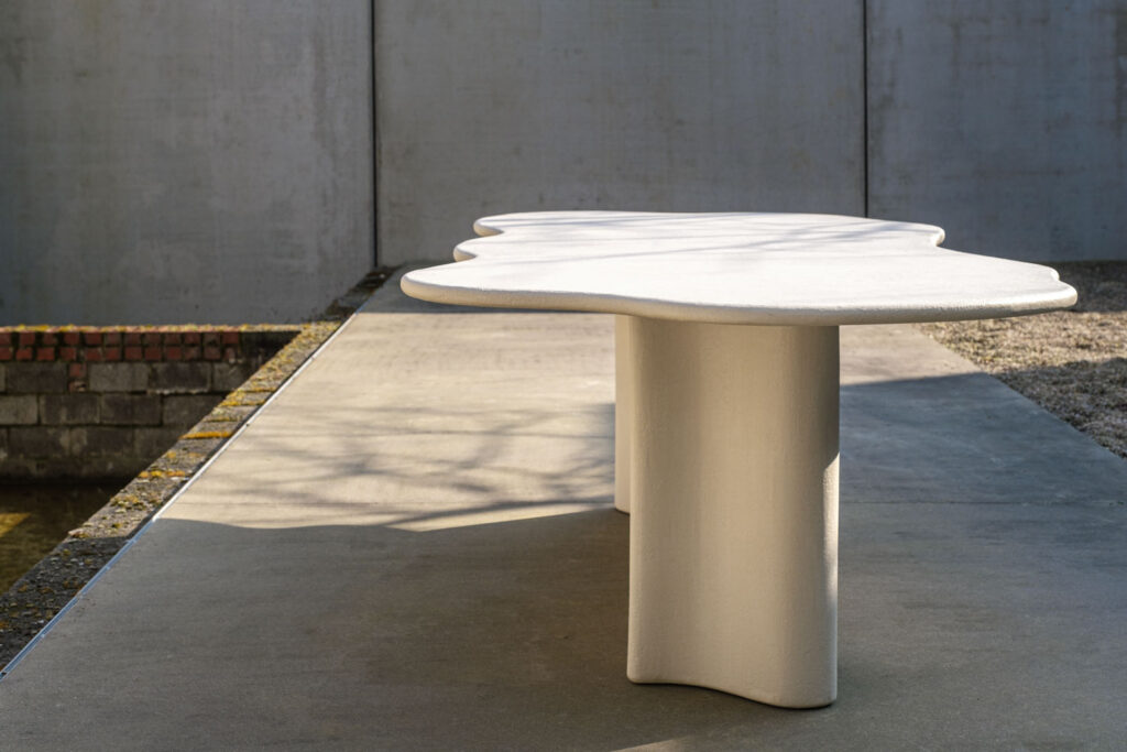 Productfotografie van een designtafel in hard direct zonlicht buiten