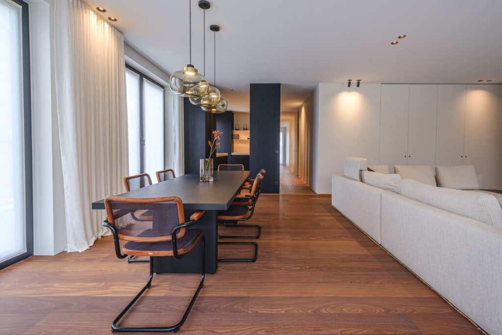 Productfotografie van een eettafel met stoelen met een 10mm breedhoeklens op locatie