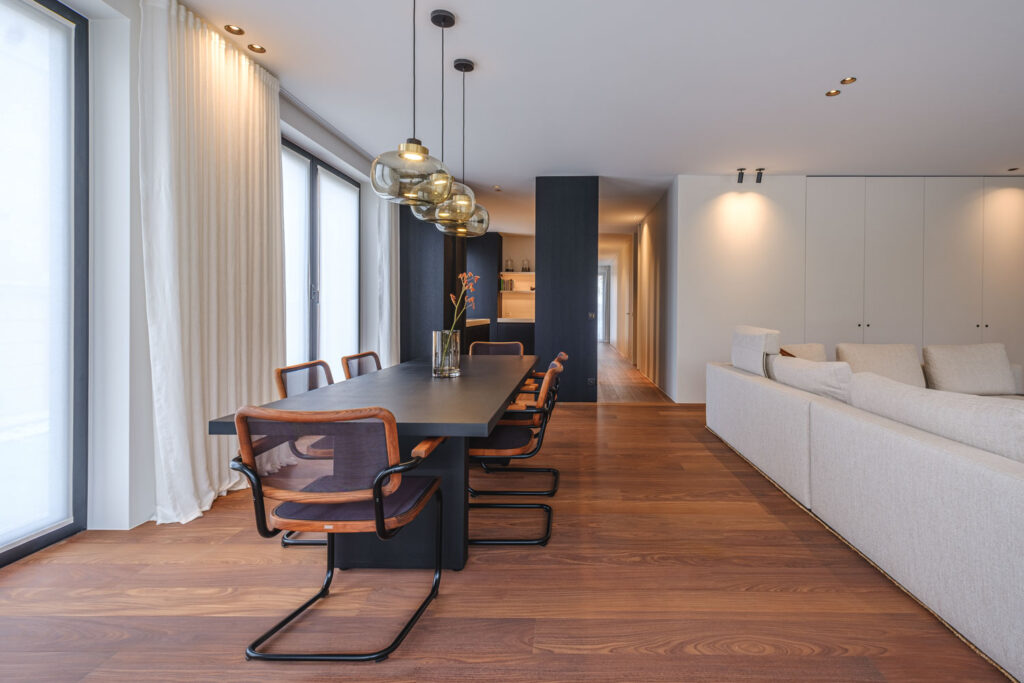 Productfotografie van een eettafel met stoelen met een 10mm breedhoeklens op locatie