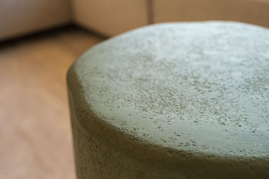 Productfotografie met detailfocus op de textuur van een ronde poef