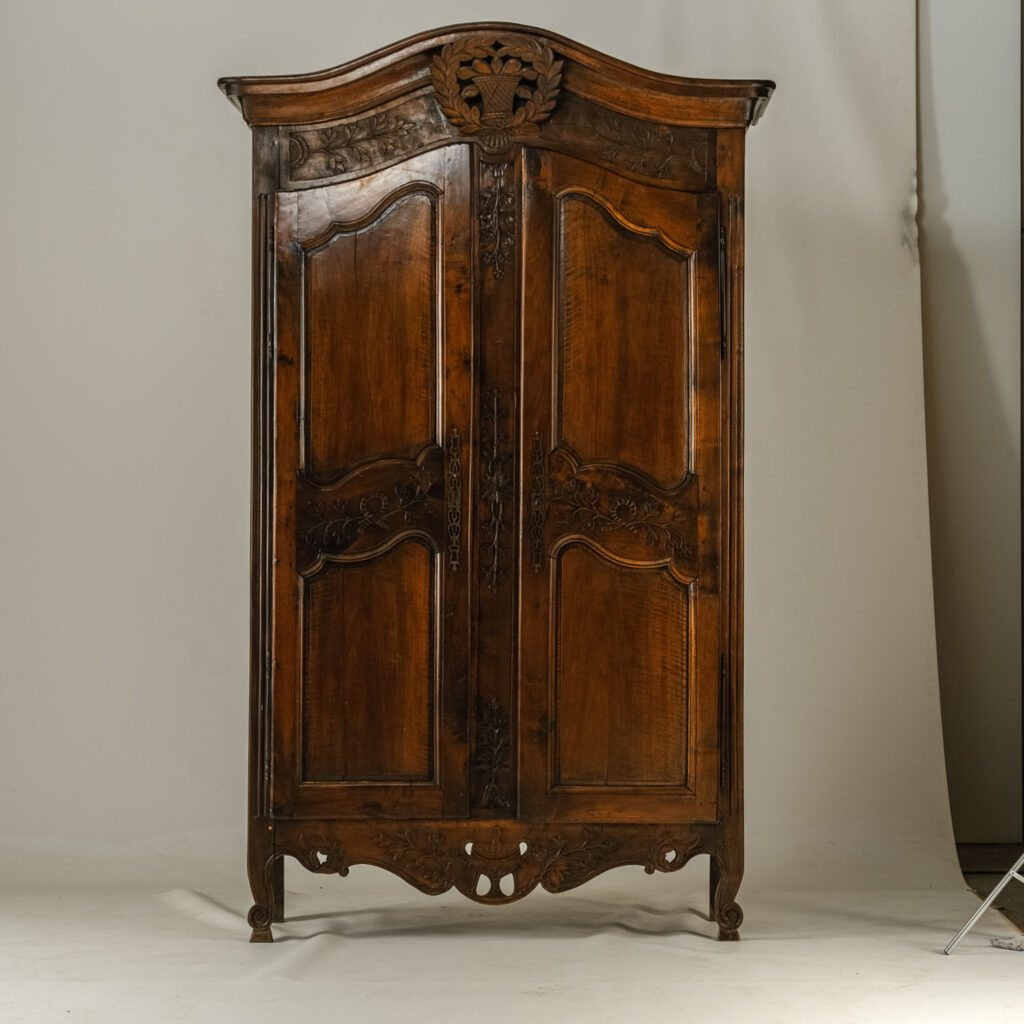Productfotografie van een glanzende kast met softbox en witte muur om reflecties te voorkomen