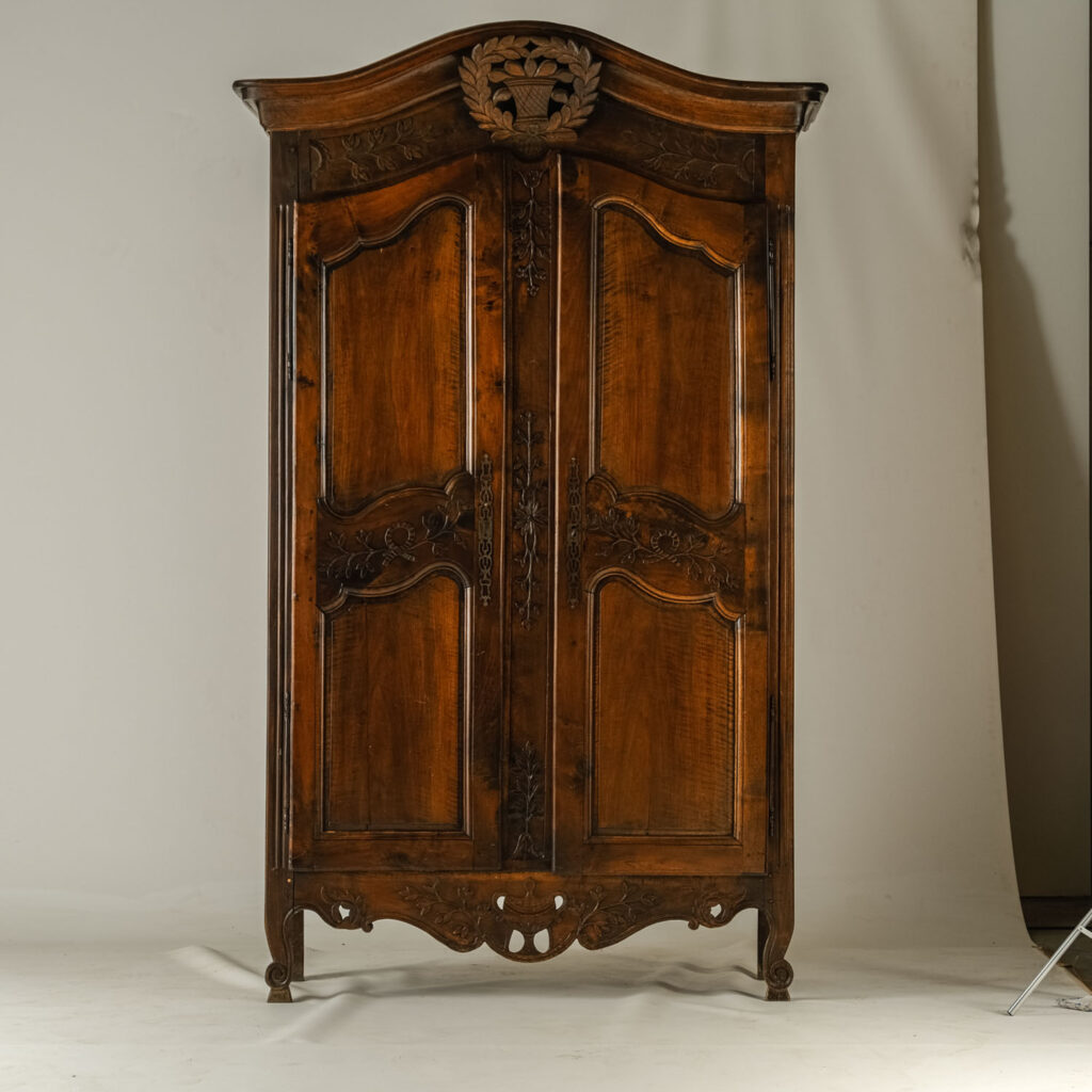 Productfotografie van een glanzende kast met softbox en witte muur om reflecties te voorkomen