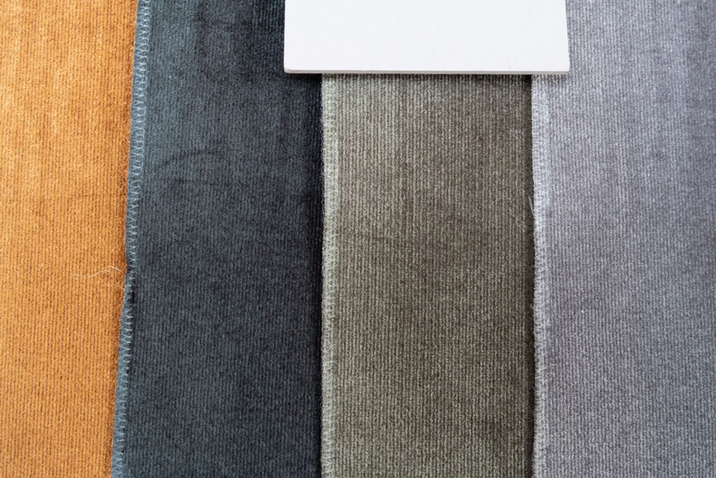 Productfotografie van stoffen kleurstalen met grijskaart voor een correcte witbalans