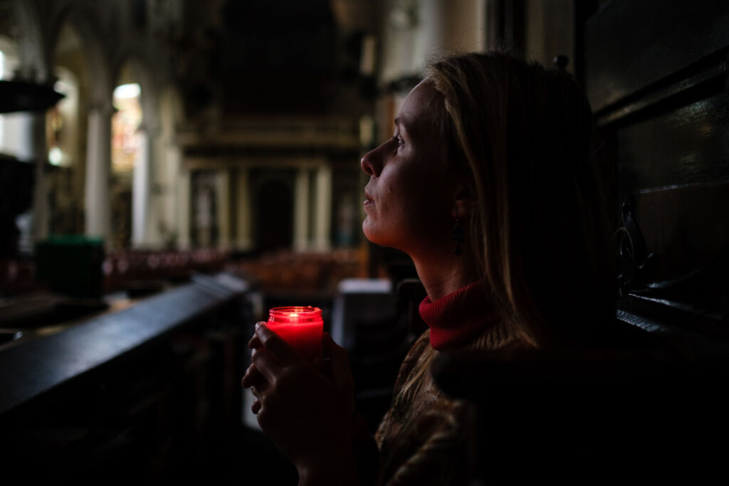 Belichting ingesteld op het kaarslicht voor gebruik van de reportageflitser