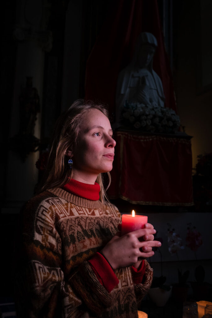 Portret bij kaarslicht met korte sluitertijd en reportageflitser