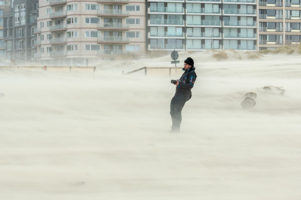 tijdens storm Eunice met een fotograaf die amper rechtop kan staan