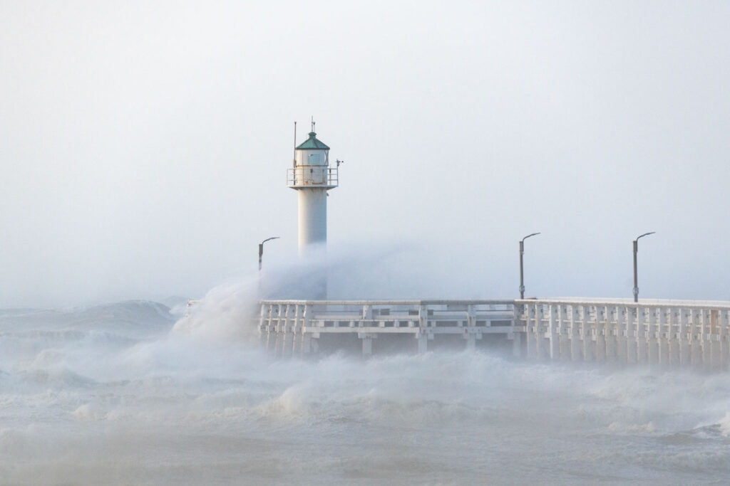 Slecht weer fotografie met korte sluitertijd om golven op een pier te bevriezen