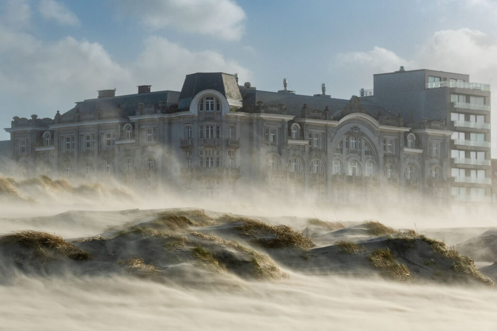 Slecht weer fotografie van opwaaiend stuifzand in de duinen met een ruig karakter