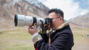 Fujifilm XF400mmF4.5 R LM OIS WR supertelelens in handen van fotograaf