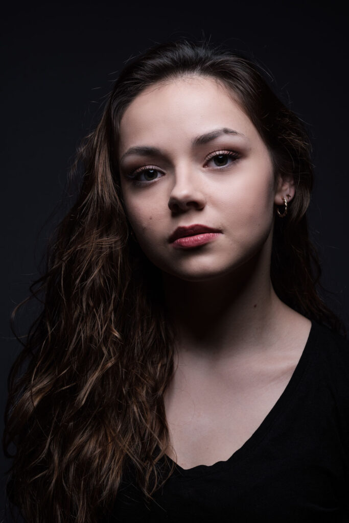 Beauty dish frontaal boven het model met de reportageflitser los van de camera