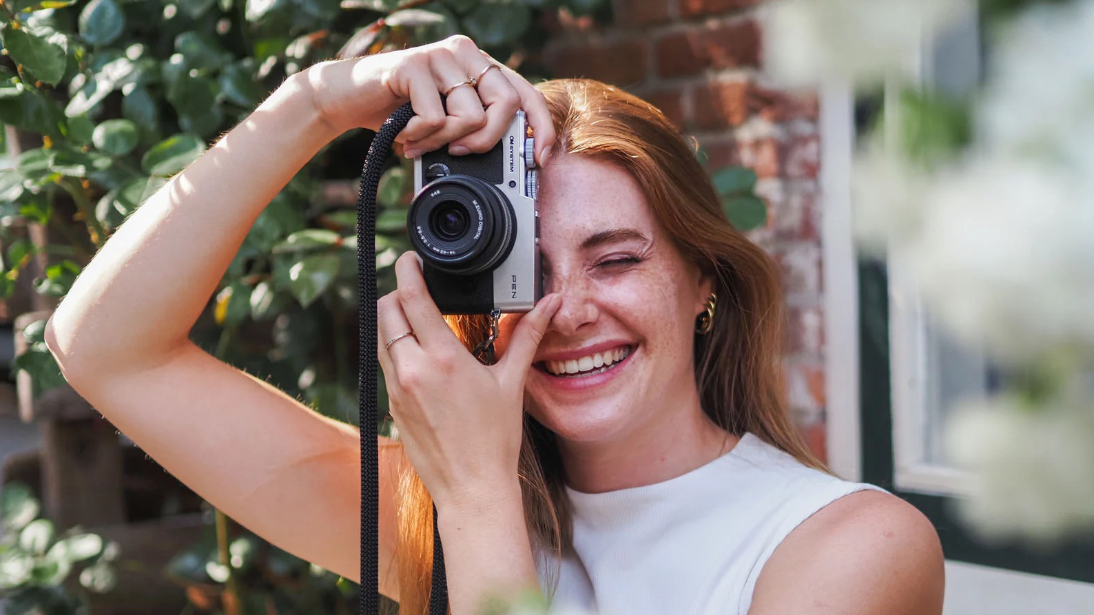 OM PEN in gebruik vrouwelijke fotograaf