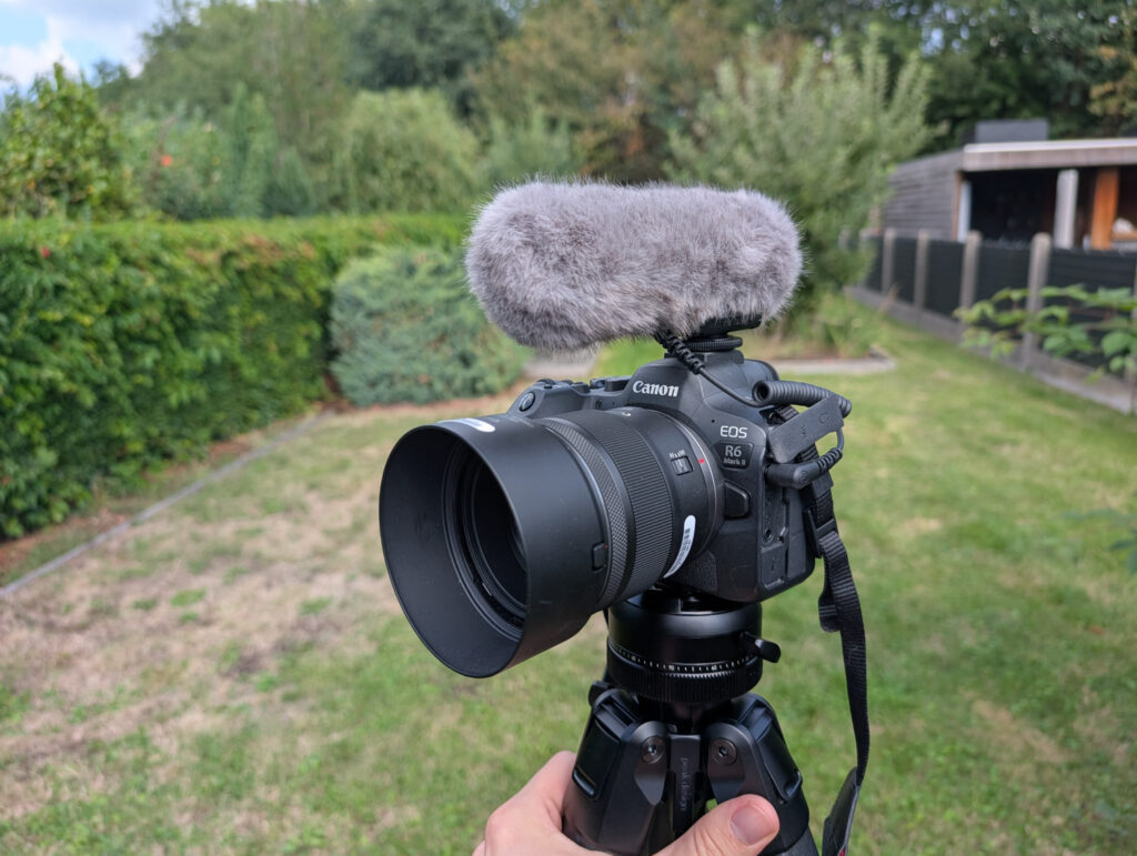Canon 45mm lens op camera en statief in tuin