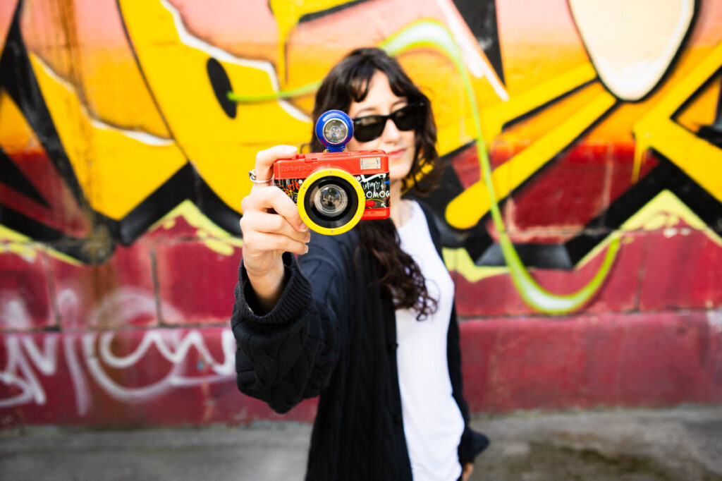 Lomography Fisheye No. 2 Graffiti 35mm-filmcamera in rood met gele lensring