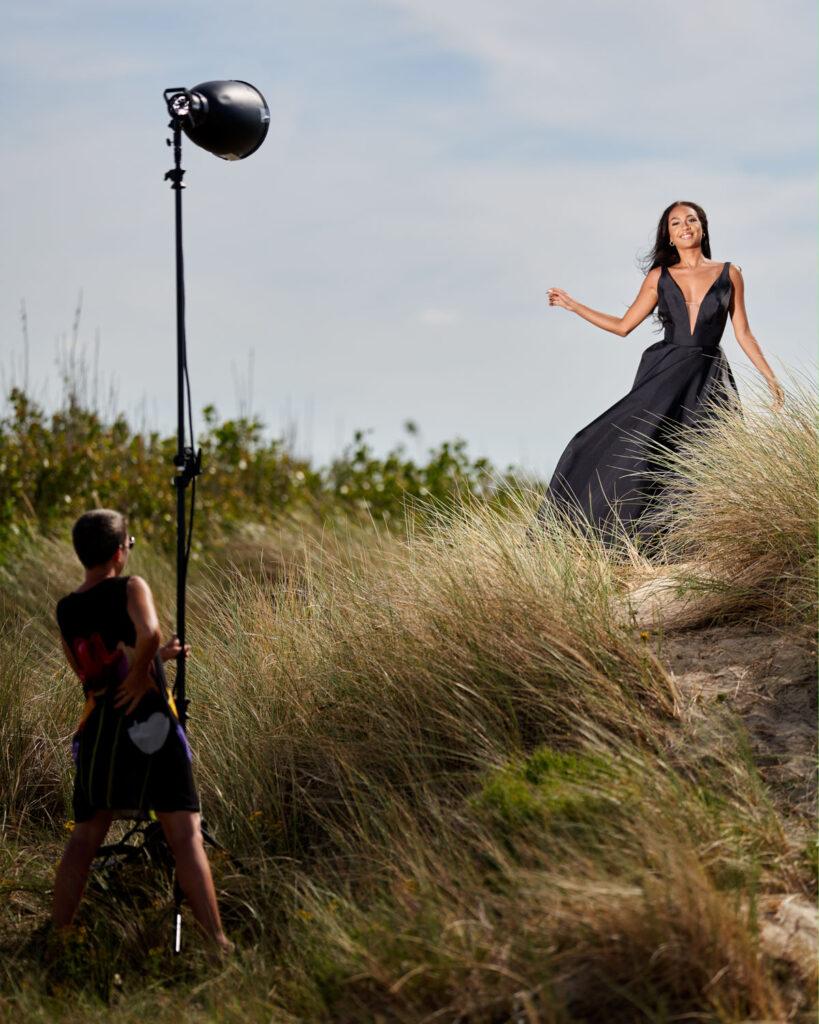 Fashionfotografie vergelijking van lichtvormers bij een model in blauwe jurk met een sportreflector
