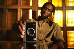 instax mini evo op tafel vooraanzicht