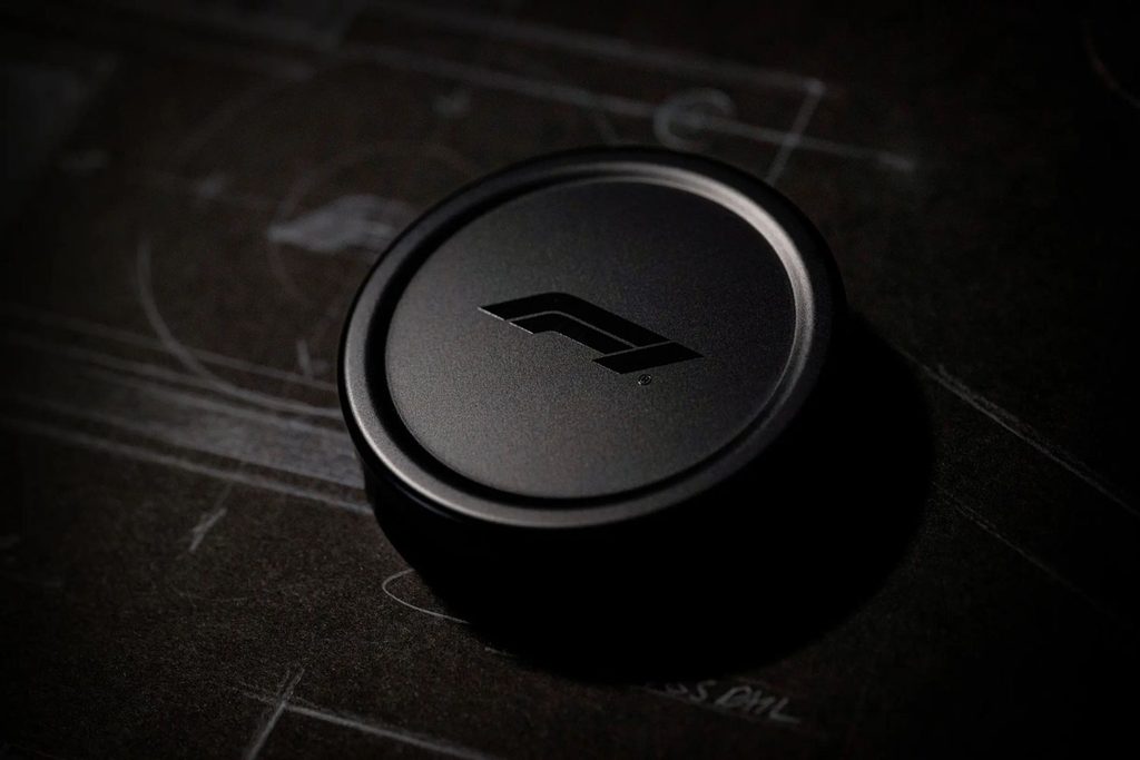 lensdop Leica Q3 43 met F1 logo