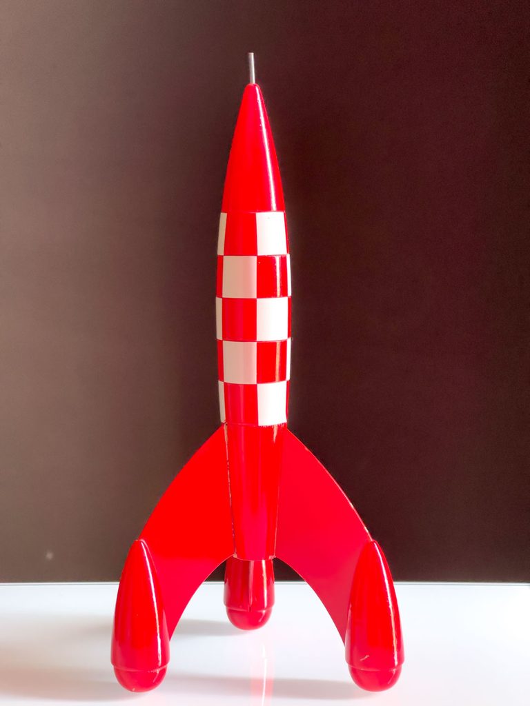een rode rakket vanuit een medium standpunt