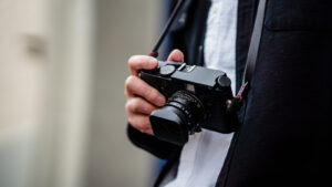 Leica camera in handen van fotograaf