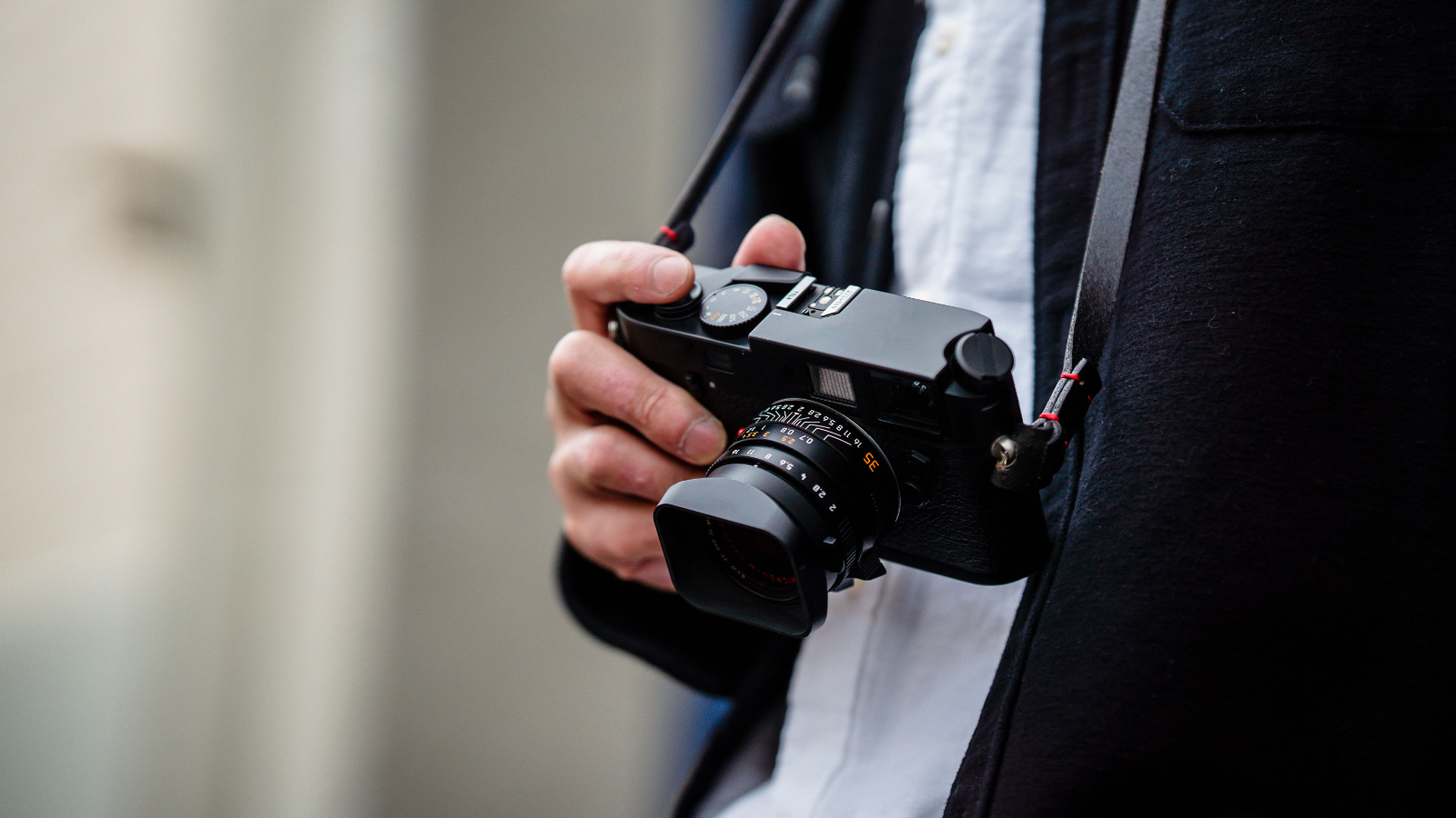 Leica camera in handen van fotograaf