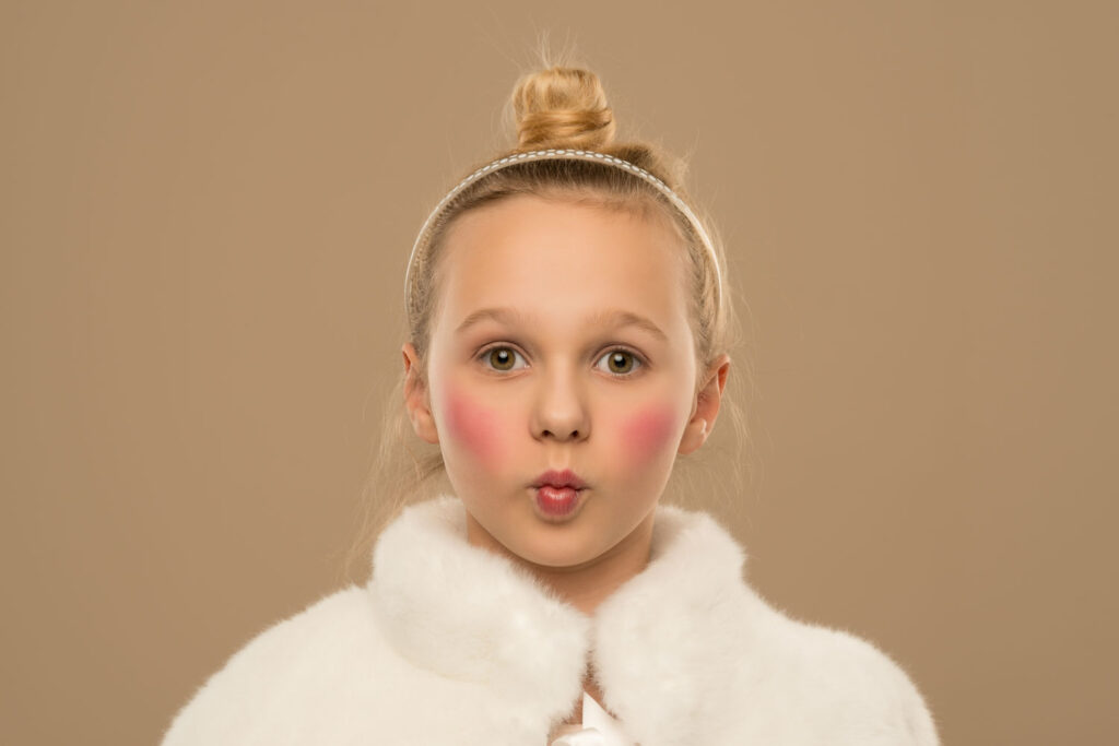 Kinderportret na huidretouche op weg naar het porseleinen effect